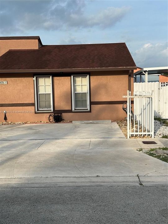 For Sale: $549,900 (3 beds, 2 baths, 1306 Square Feet)