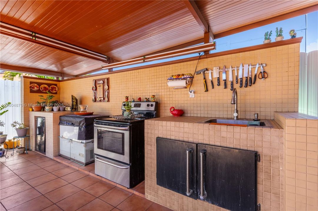 For Sale: $549,900 (3 beds, 2 baths, 1306 Square Feet)