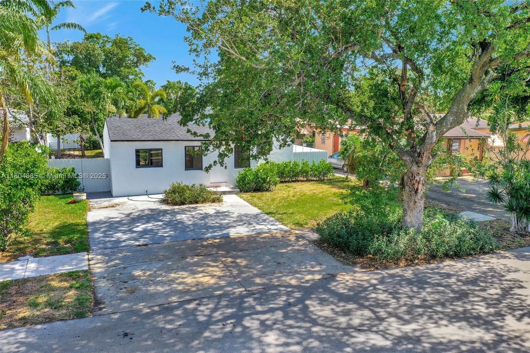 Недавно продано: $775,000 (0 спален, 0 ванн, 1927 Квадратных фут)