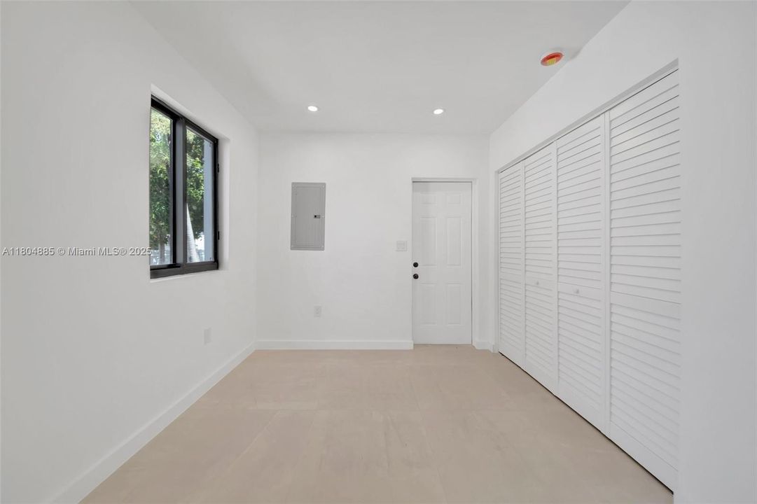 Недавно продано: $775,000 (0 спален, 0 ванн, 1927 Квадратных фут)