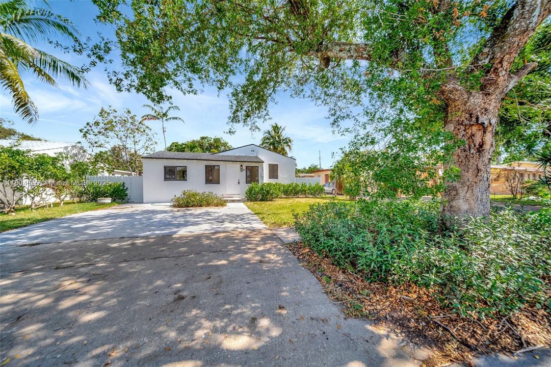 Недавно продано: $775,000 (0 спален, 0 ванн, 1927 Квадратных фут)