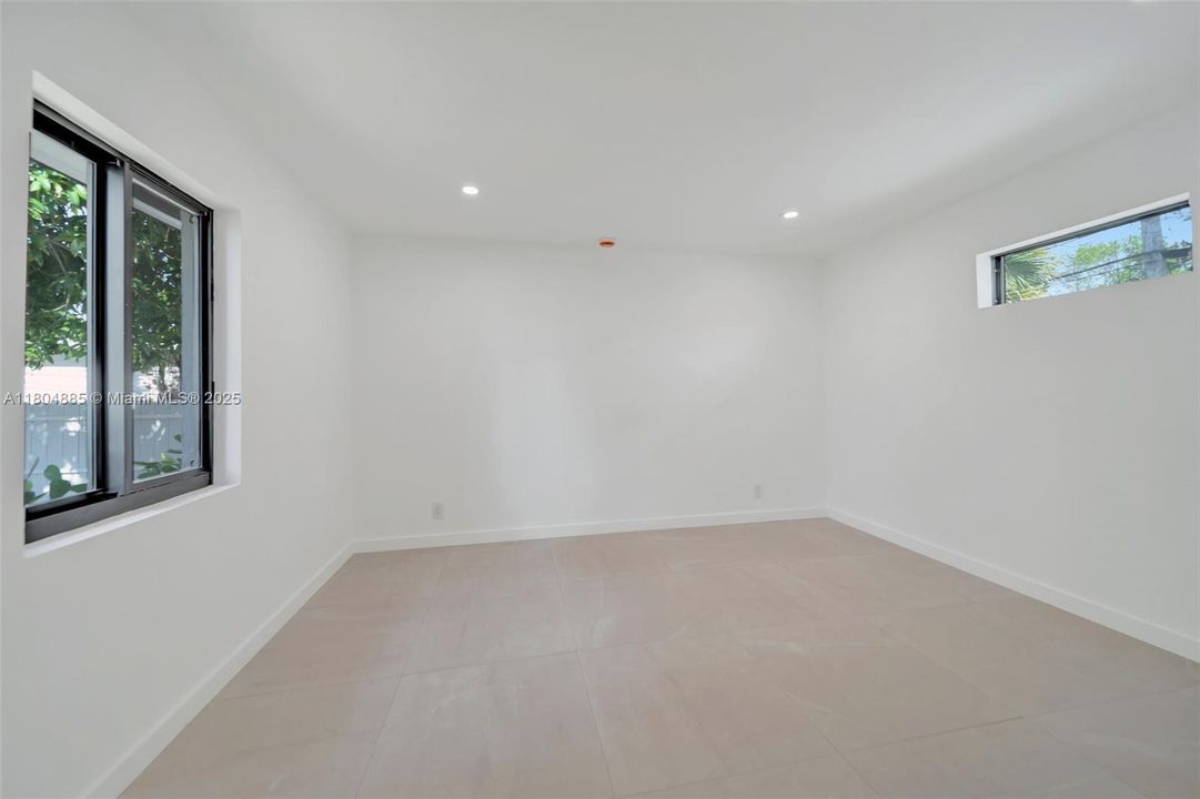 Недавно продано: $775,000 (0 спален, 0 ванн, 1927 Квадратных фут)