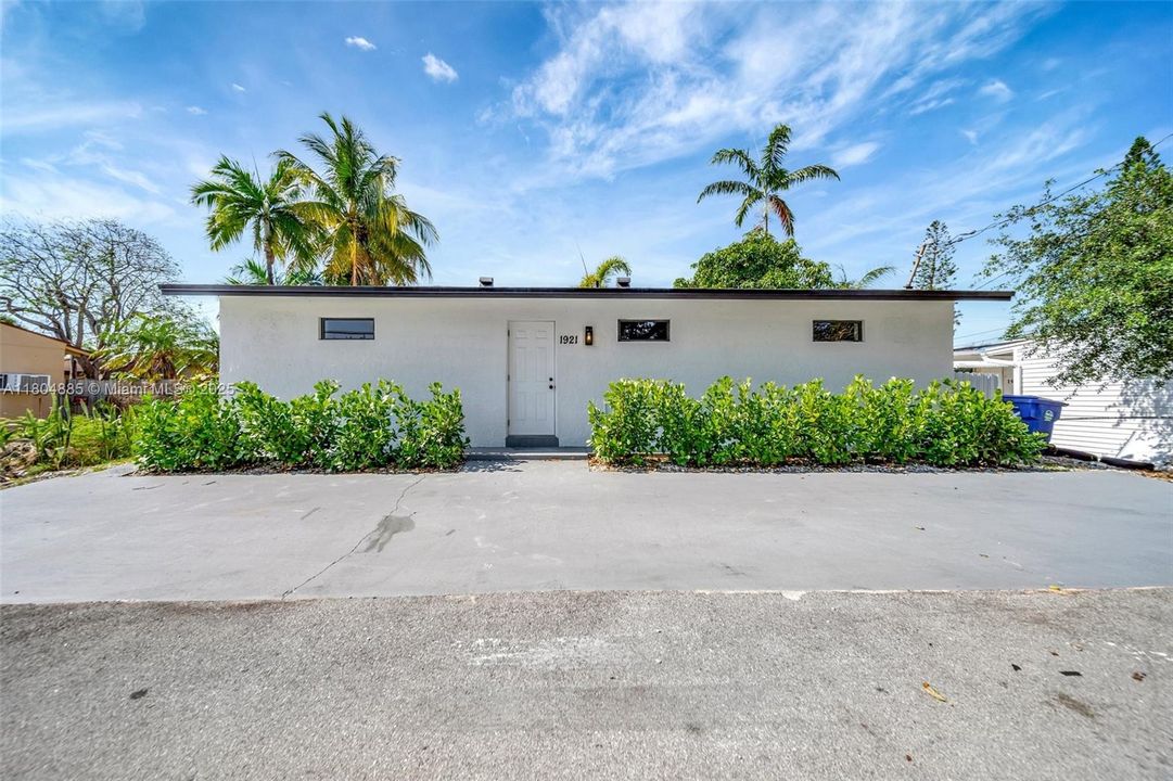 Недавно продано: $775,000 (0 спален, 0 ванн, 1927 Квадратных фут)