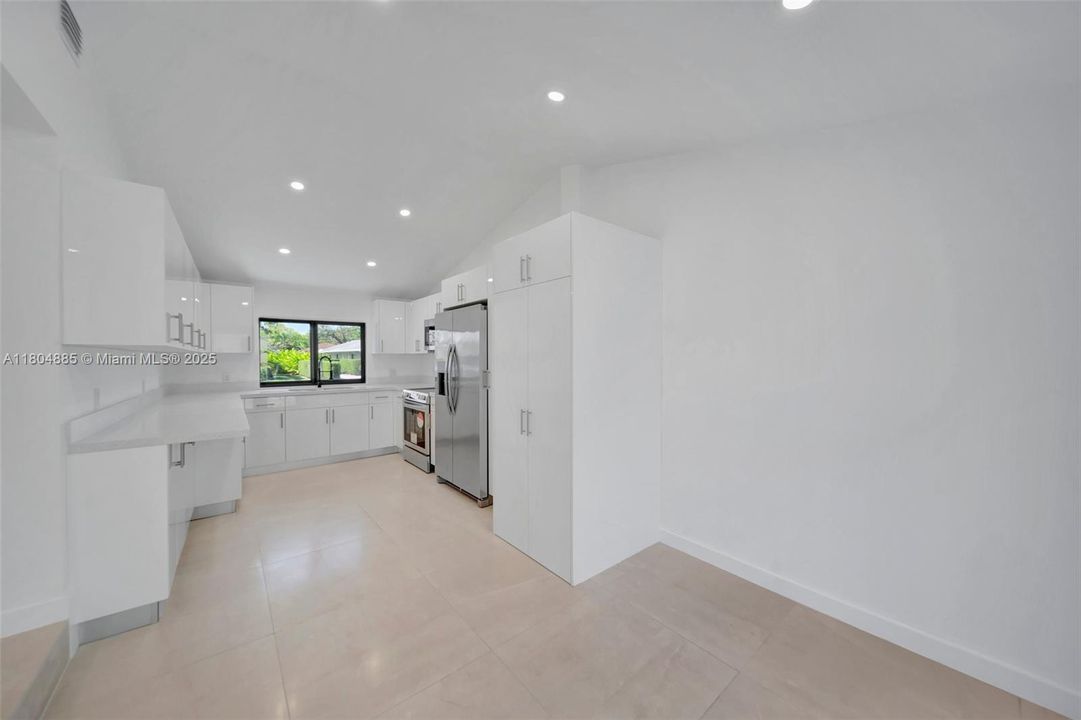 Недавно продано: $775,000 (0 спален, 0 ванн, 1927 Квадратных фут)