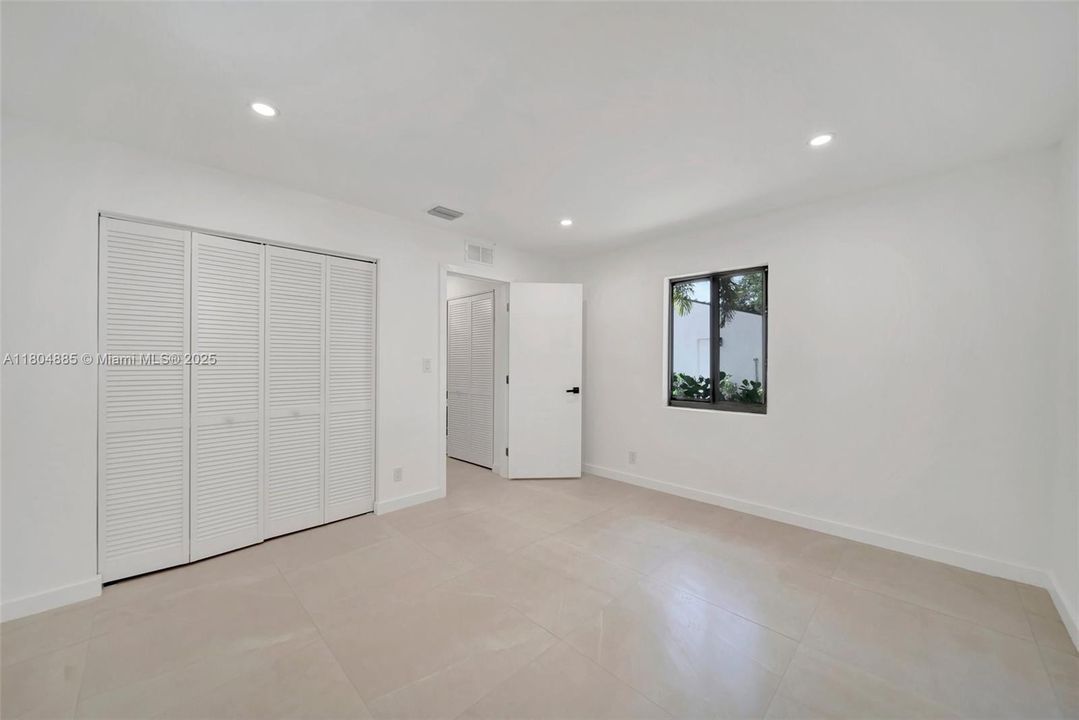 Недавно продано: $775,000 (0 спален, 0 ванн, 1927 Квадратных фут)