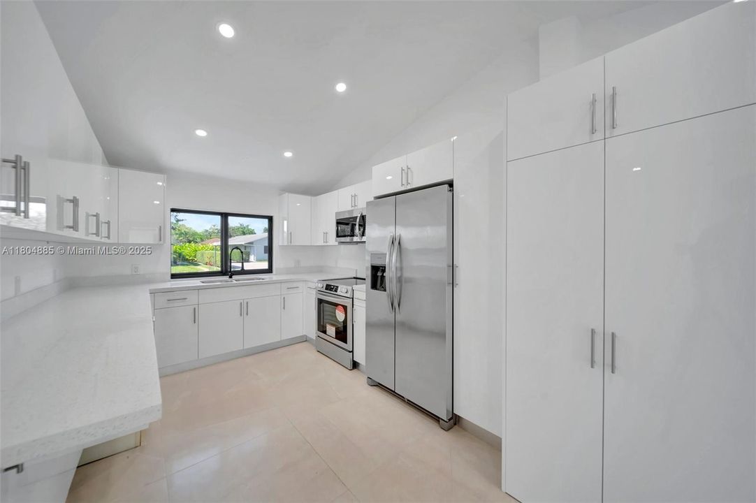 Недавно продано: $775,000 (0 спален, 0 ванн, 1927 Квадратных фут)