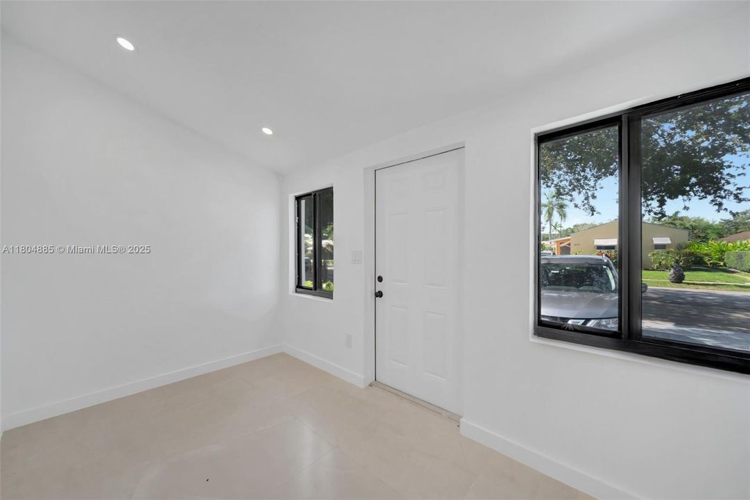 Недавно продано: $775,000 (0 спален, 0 ванн, 1927 Квадратных фут)