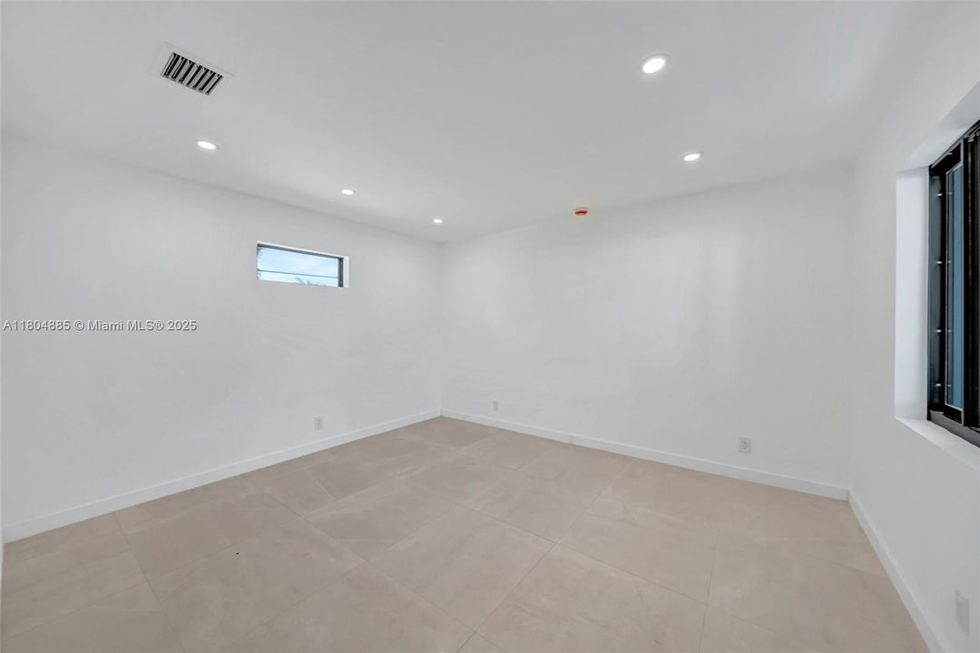 Недавно продано: $775,000 (0 спален, 0 ванн, 1927 Квадратных фут)