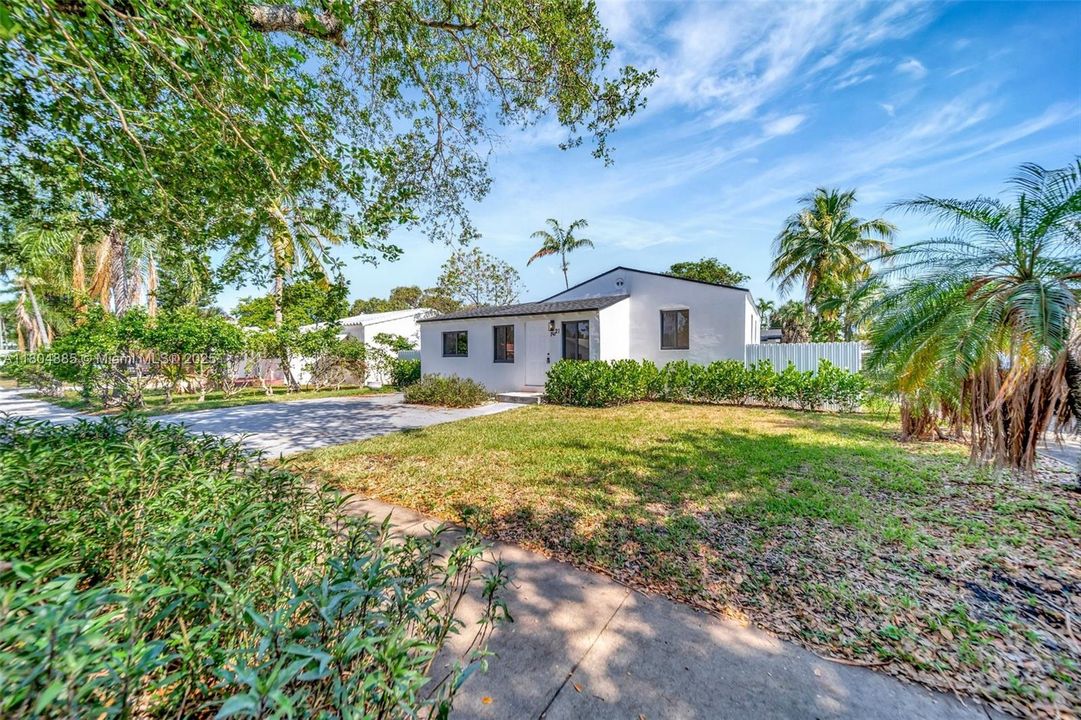 Недавно продано: $775,000 (0 спален, 0 ванн, 1927 Квадратных фут)