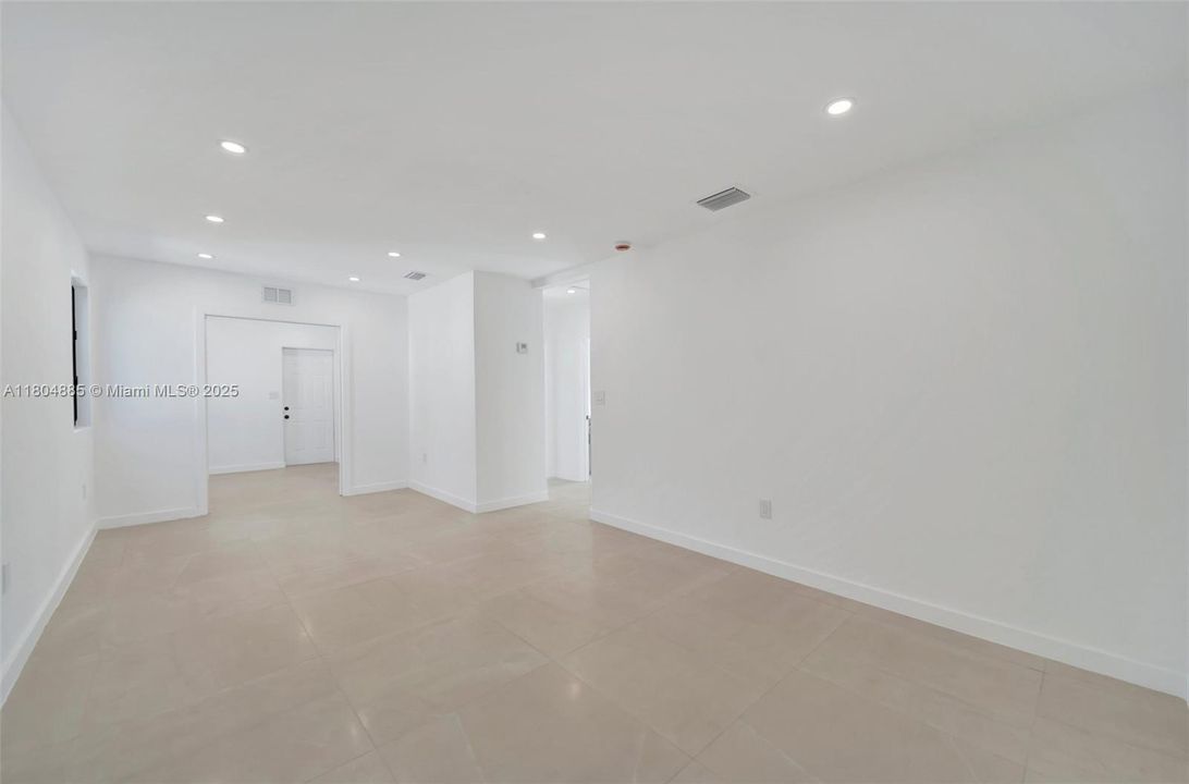 Недавно продано: $775,000 (0 спален, 0 ванн, 1927 Квадратных фут)