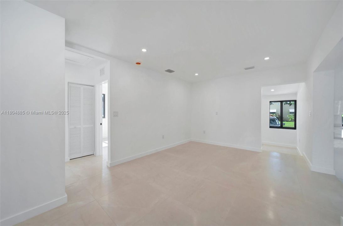 Недавно продано: $775,000 (0 спален, 0 ванн, 1927 Квадратных фут)