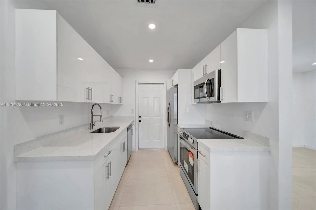 Недавно продано: $775,000 (0 спален, 0 ванн, 1927 Квадратных фут)