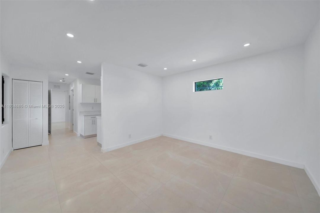 Недавно продано: $775,000 (0 спален, 0 ванн, 1927 Квадратных фут)