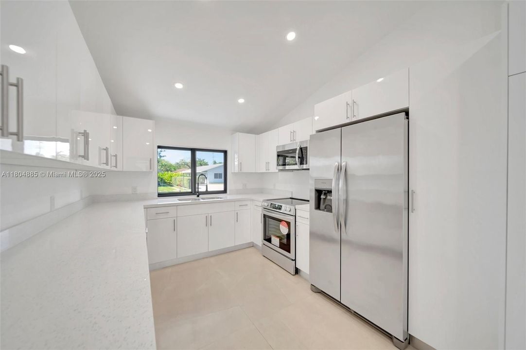 Недавно продано: $775,000 (0 спален, 0 ванн, 1927 Квадратных фут)