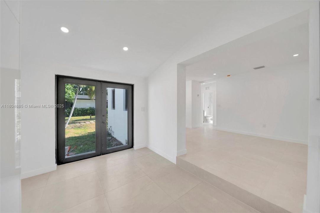 Недавно продано: $775,000 (0 спален, 0 ванн, 1927 Квадратных фут)