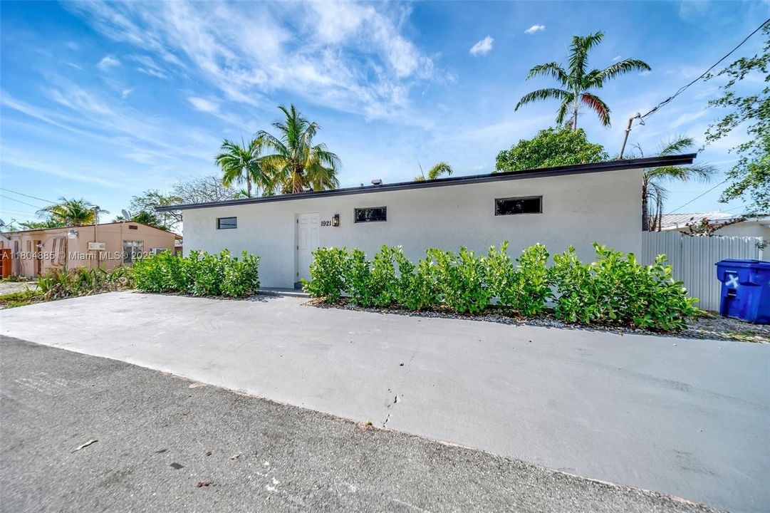 Недавно продано: $775,000 (0 спален, 0 ванн, 1927 Квадратных фут)