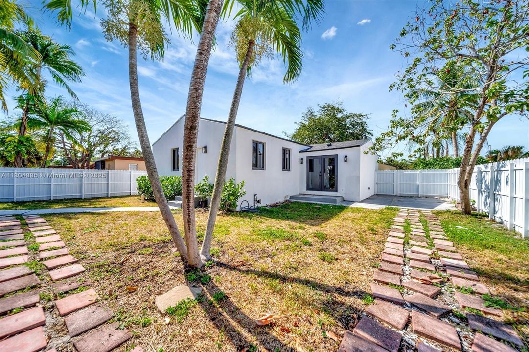 Недавно продано: $775,000 (0 спален, 0 ванн, 1927 Квадратных фут)