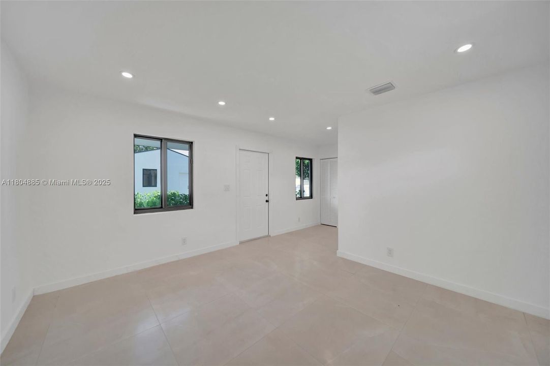 Недавно продано: $775,000 (0 спален, 0 ванн, 1927 Квадратных фут)