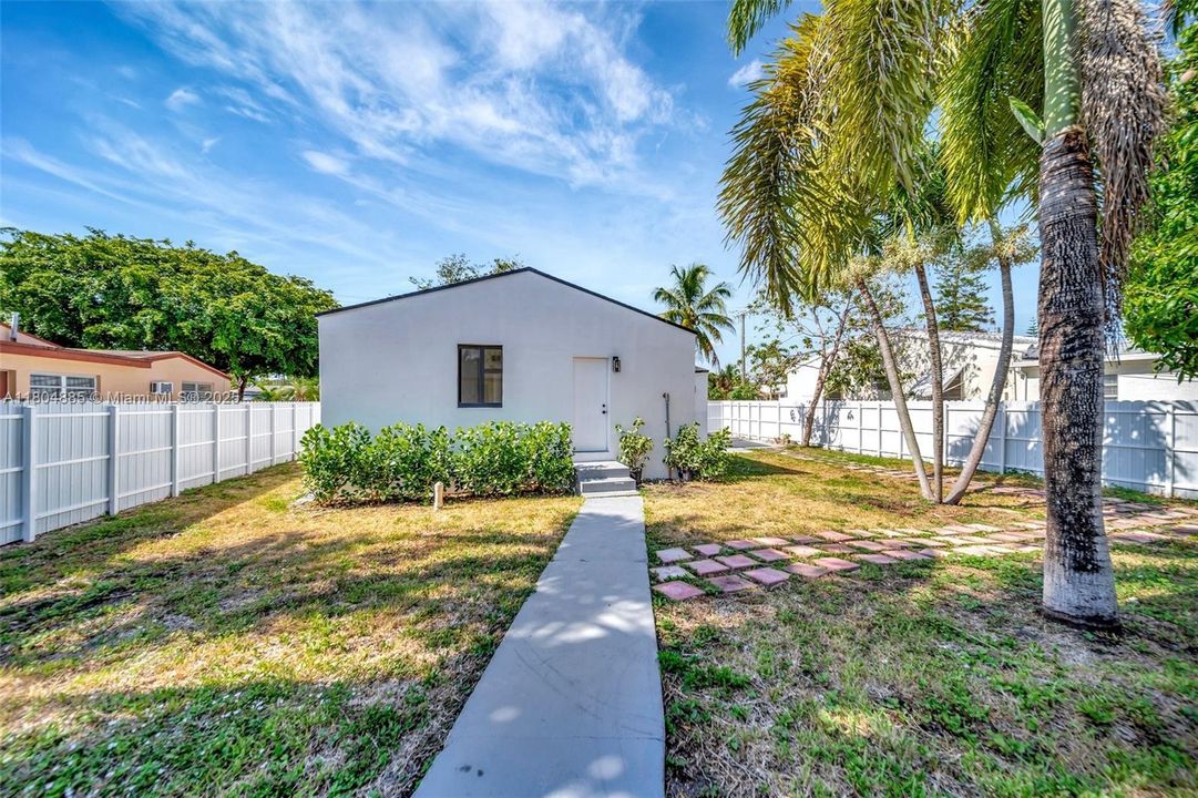 Недавно продано: $775,000 (0 спален, 0 ванн, 1927 Квадратных фут)