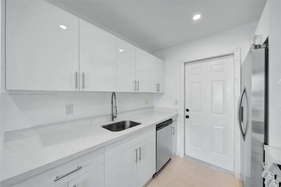 Недавно продано: $775,000 (0 спален, 0 ванн, 1927 Квадратных фут)