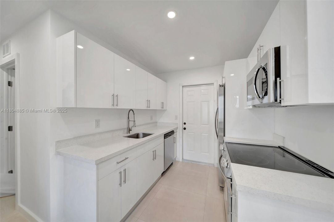 Недавно продано: $775,000 (0 спален, 0 ванн, 1927 Квадратных фут)