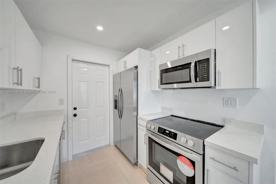 Недавно продано: $775,000 (0 спален, 0 ванн, 1927 Квадратных фут)