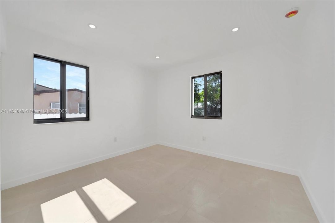 Недавно продано: $775,000 (0 спален, 0 ванн, 1927 Квадратных фут)