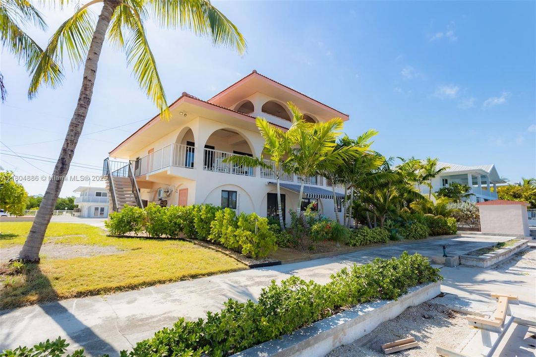 Recently Sold: $1,999,999 (3 beds, 2 baths, 0 Square Feet)