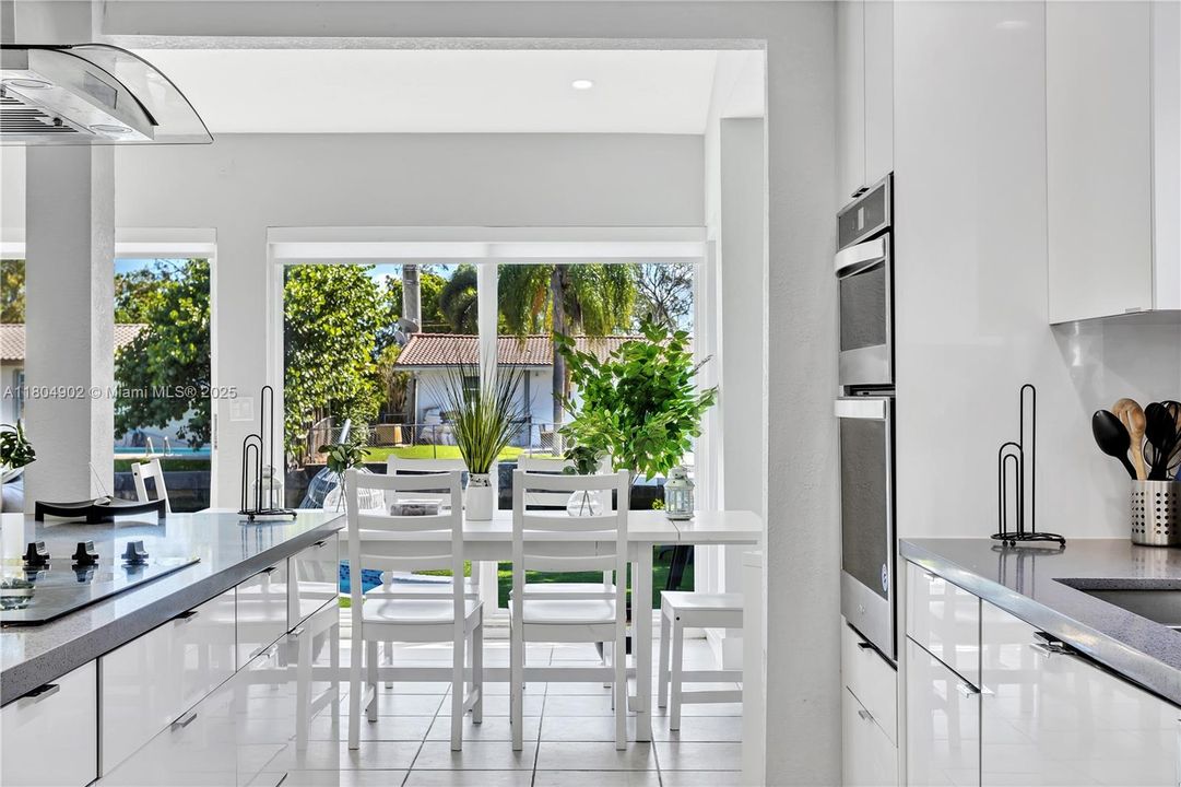 В аренду: $10,000 (5 спален, 3 ванн, 1825 Квадратных фут)