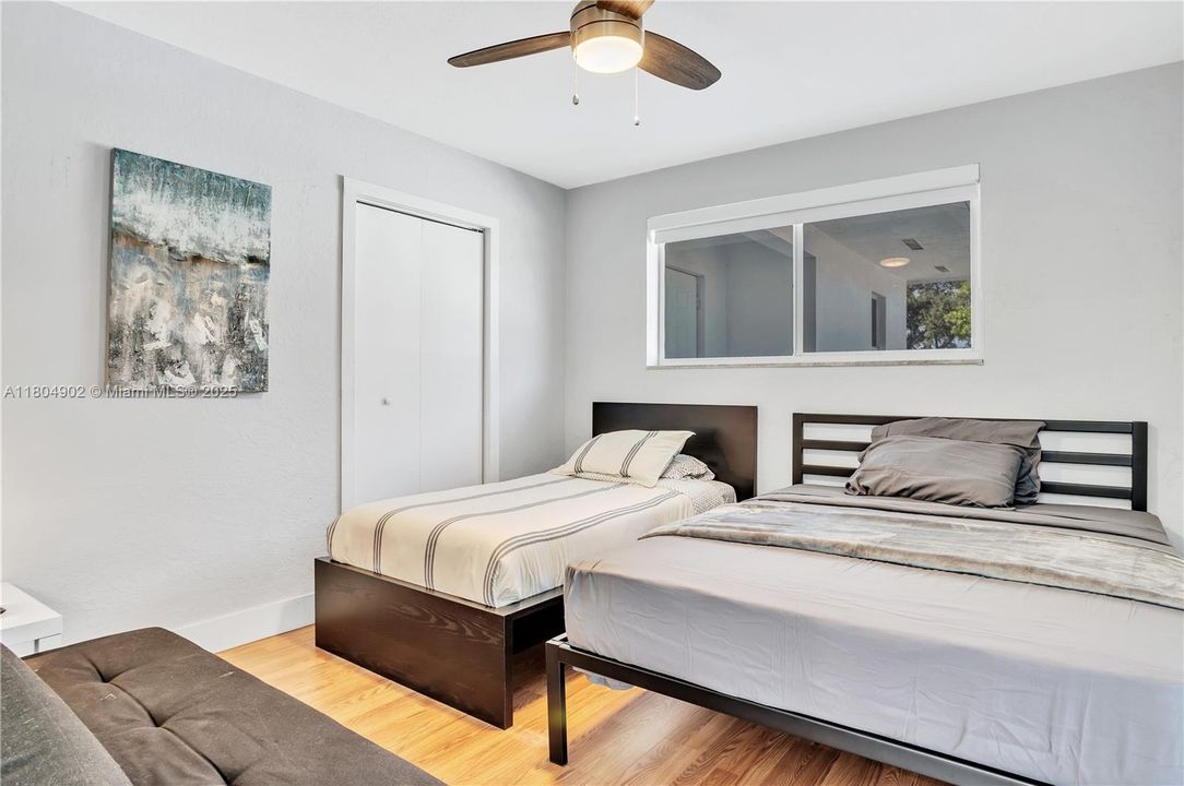 В аренду: $10,000 (5 спален, 3 ванн, 1825 Квадратных фут)