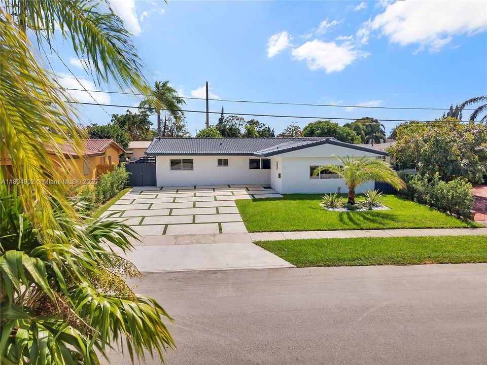 В аренду: $10,000 (5 спален, 3 ванн, 1825 Квадратных фут)