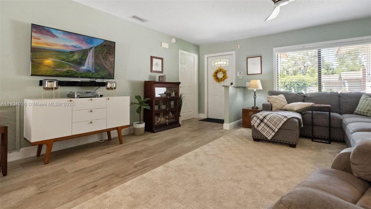 Recently Sold: $649,999 (5 beds, 2 baths, 1960 Square Feet)