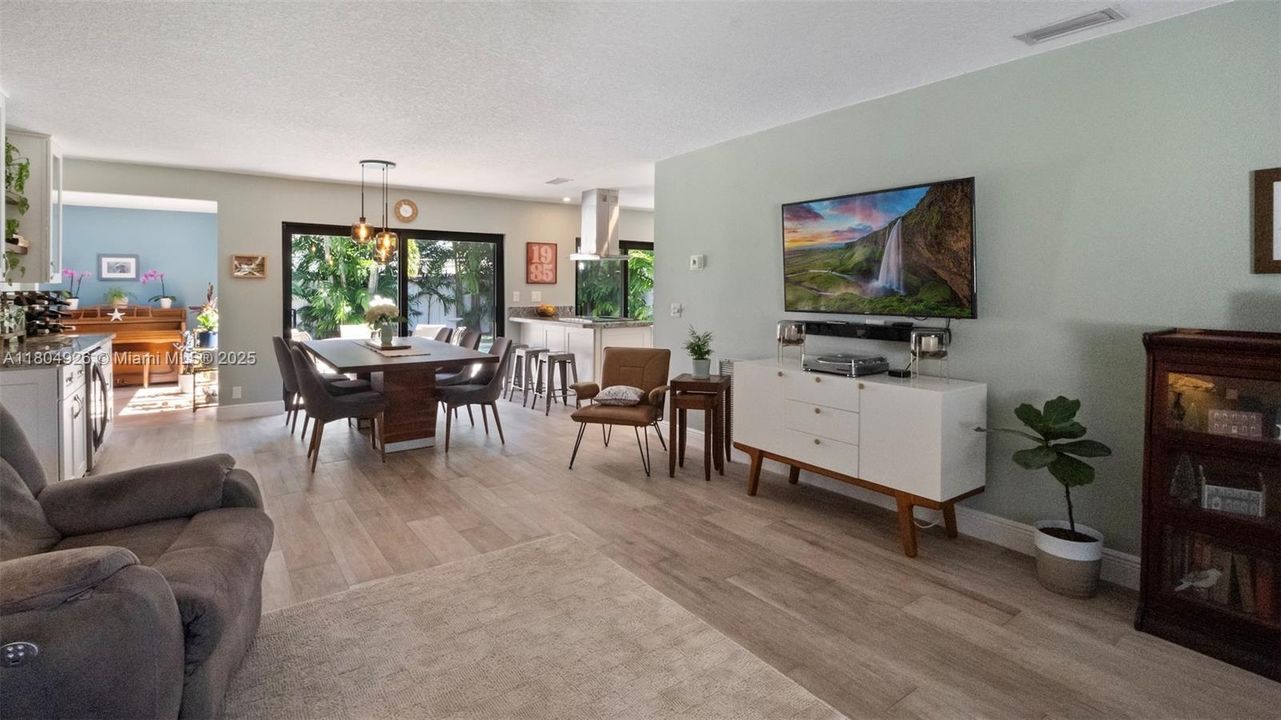 Recently Sold: $649,999 (5 beds, 2 baths, 1960 Square Feet)