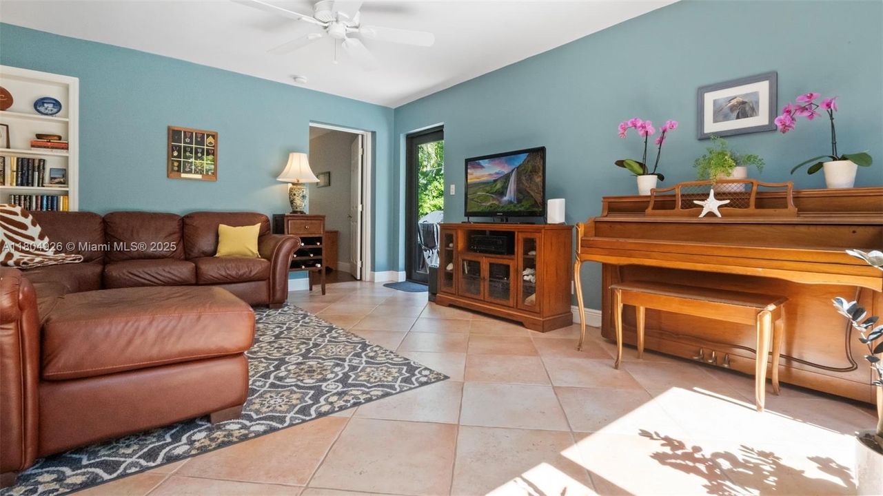 Recently Sold: $649,999 (5 beds, 2 baths, 1960 Square Feet)