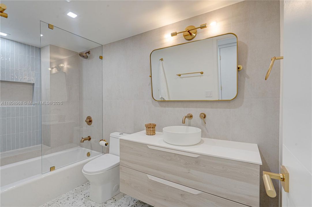 Activo con contrato: $4,899 (2 camas, 2 baños, 1570 Pies cuadrados)