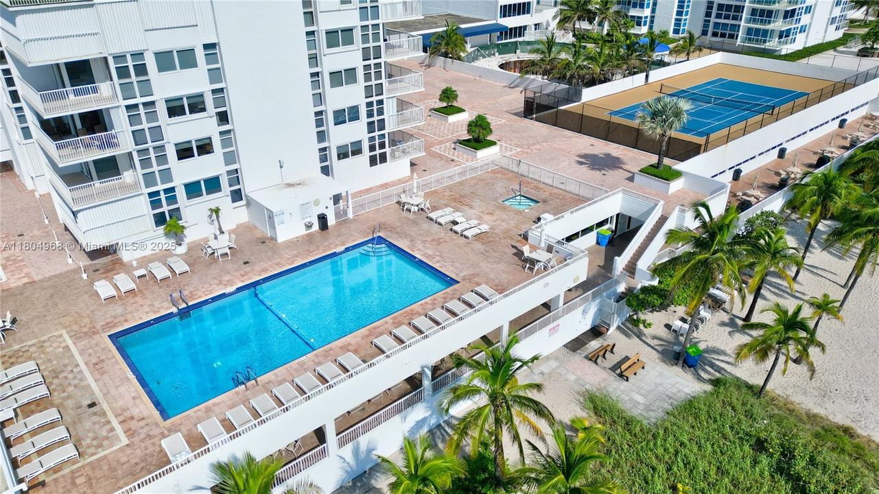 Activo con contrato: $4,899 (2 camas, 2 baños, 1570 Pies cuadrados)