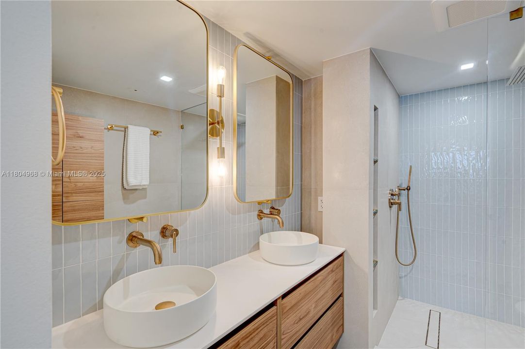 Activo con contrato: $4,899 (2 camas, 2 baños, 1570 Pies cuadrados)