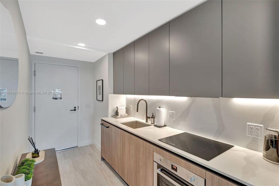 На продажу: $1,355,000 (2 спален, 2 ванн, 802 Квадратных фут)