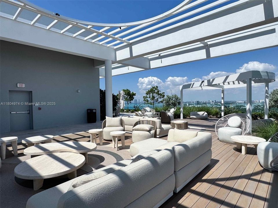 На продажу: $1,355,000 (2 спален, 2 ванн, 802 Квадратных фут)