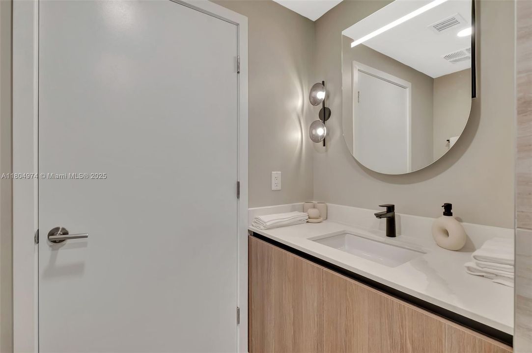 На продажу: $1,355,000 (2 спален, 2 ванн, 802 Квадратных фут)