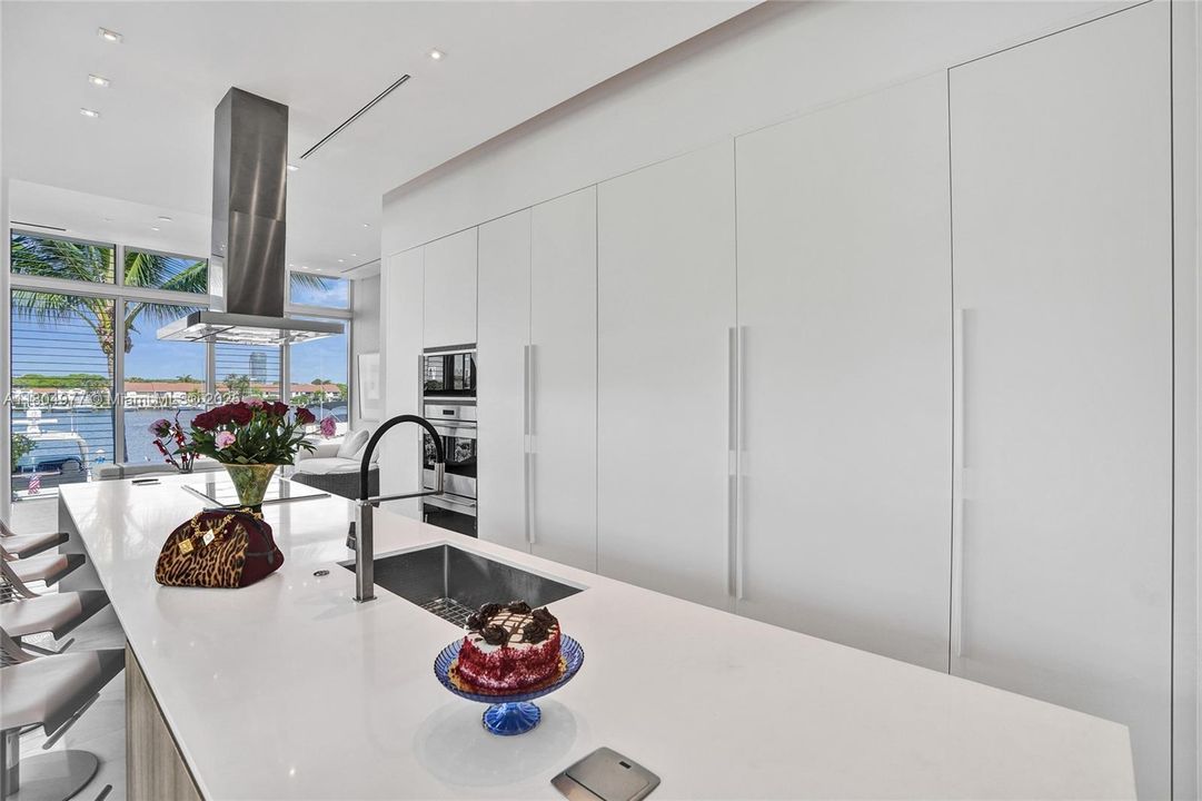 На продажу: $3,375,000 (4 спален, 4 ванн, 3849 Квадратных фут)