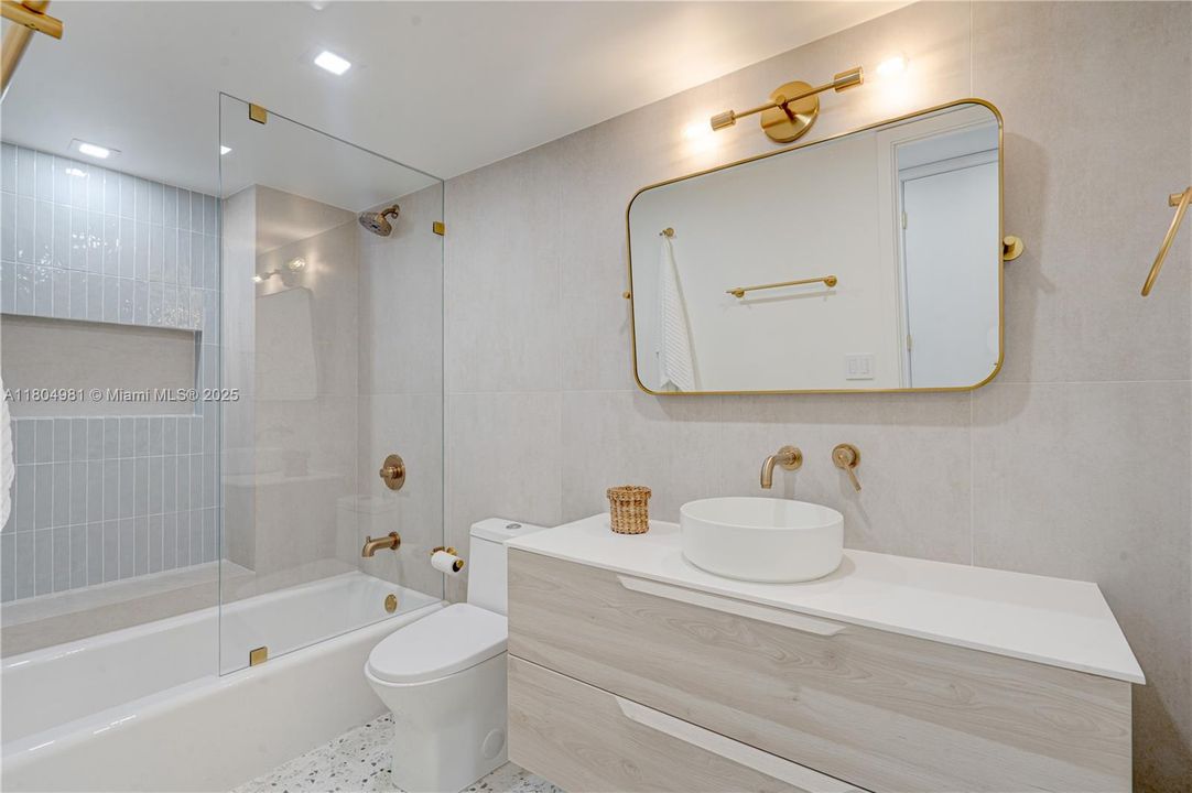 Activo con contrato: $5,999 (2 camas, 2 baños, 1570 Pies cuadrados)