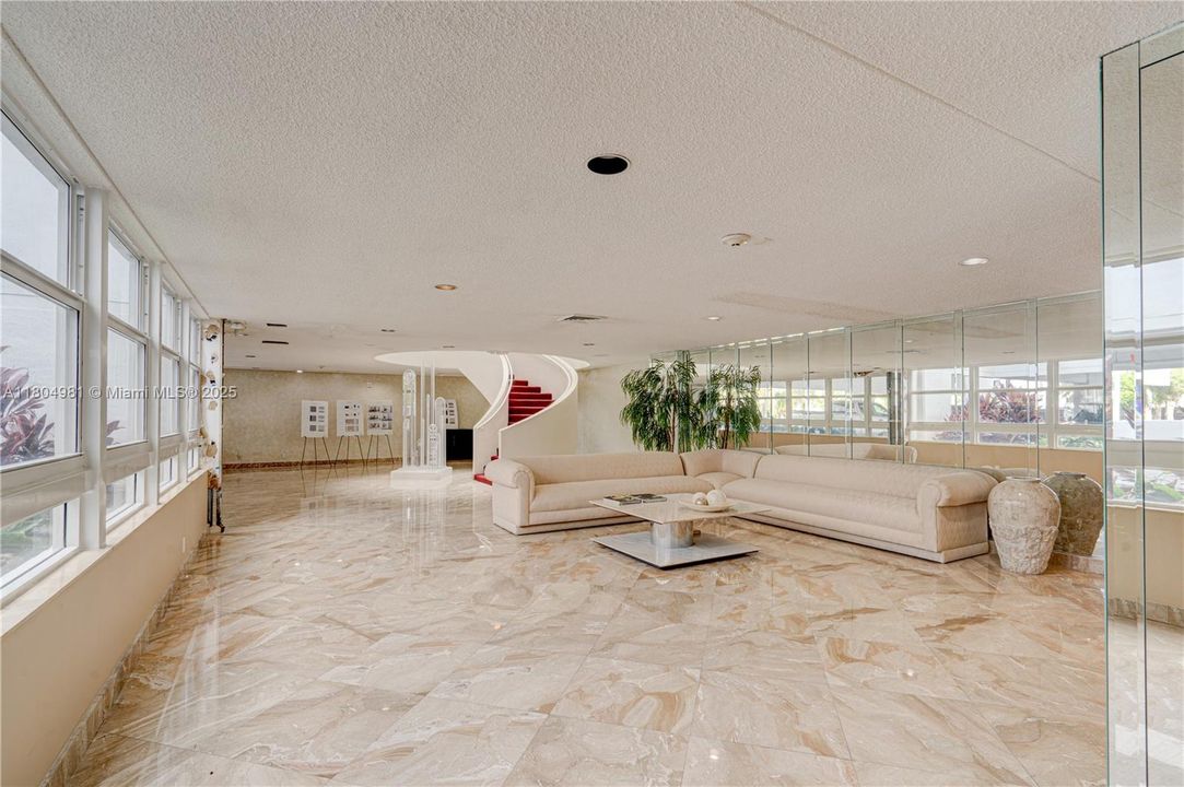 Activo con contrato: $5,999 (2 camas, 2 baños, 1570 Pies cuadrados)