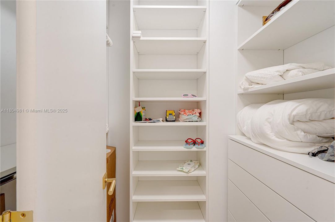 Activo con contrato: $5,999 (2 camas, 2 baños, 1570 Pies cuadrados)