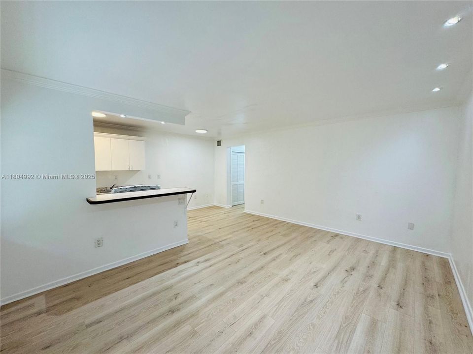 For Sale: $355,000 (1 beds, 1 baths, 620 Square Feet)
