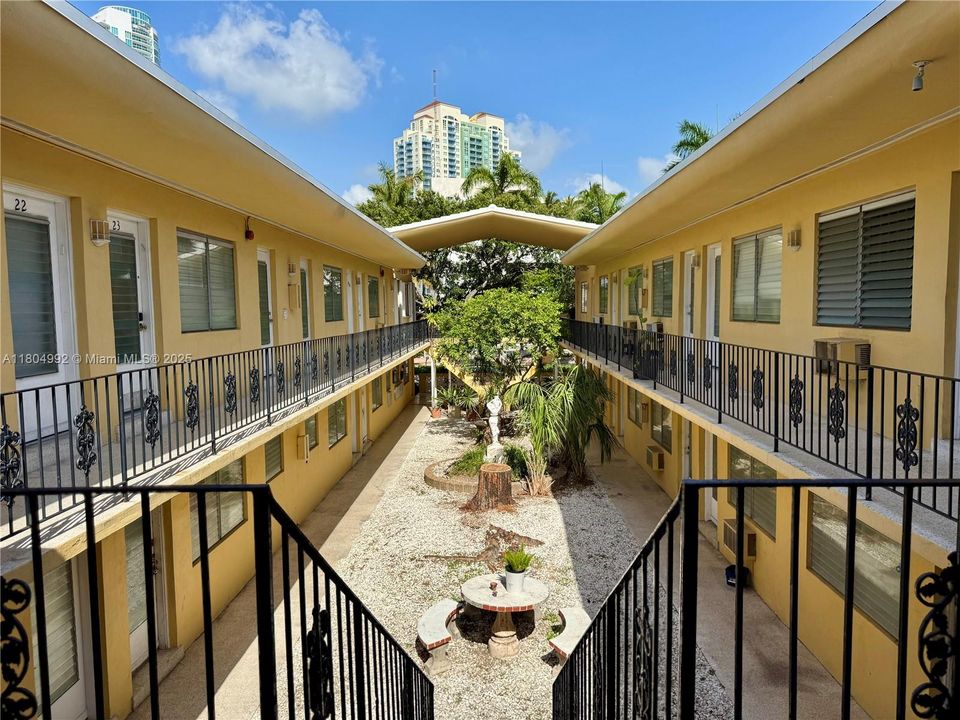 For Sale: $355,000 (1 beds, 1 baths, 620 Square Feet)