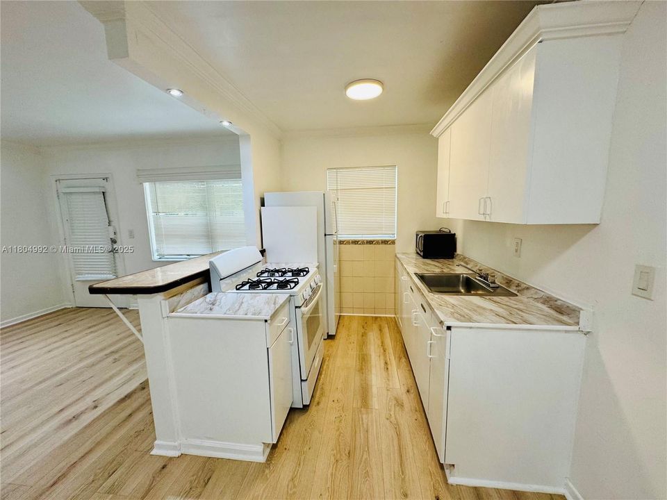 For Sale: $355,000 (1 beds, 1 baths, 620 Square Feet)