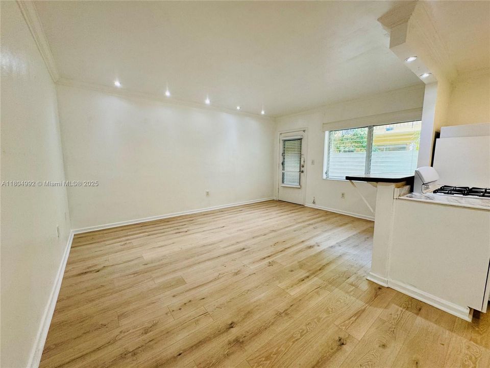 For Sale: $355,000 (1 beds, 1 baths, 620 Square Feet)