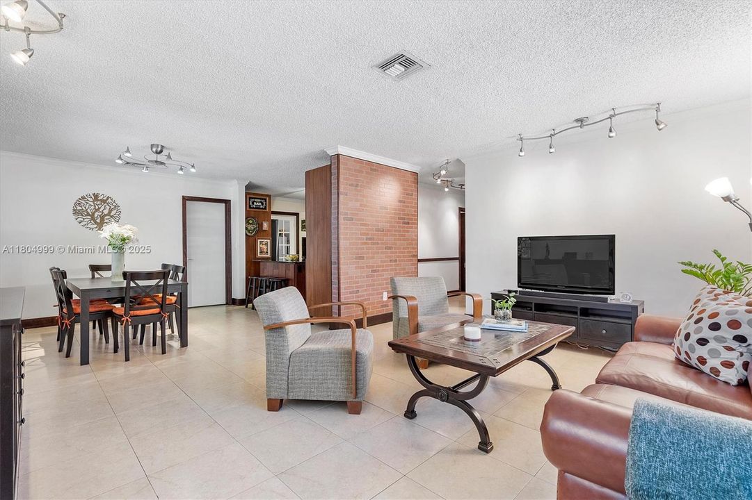 Недавно продано: $599,000 (3 спален, 2 ванн, 1614 Квадратных фут)