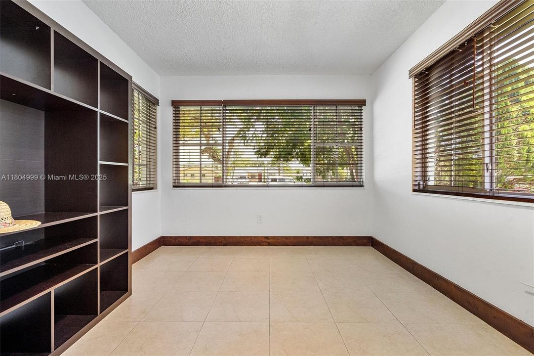 Недавно продано: $599,000 (3 спален, 2 ванн, 1614 Квадратных фут)